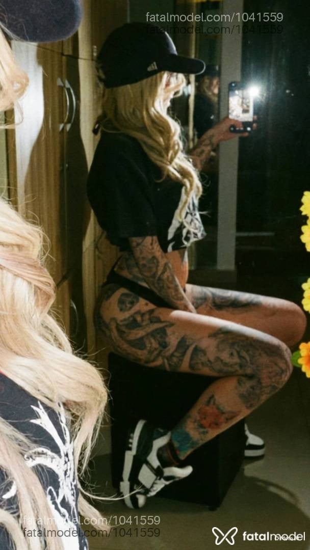 Acompanhante mulher loira (o) de olhos azuis - Sabrina Tattooed