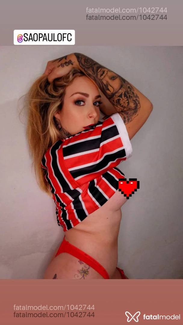 Acompanhante mulher trans loira (o) de olhos azuis - AlineTrans