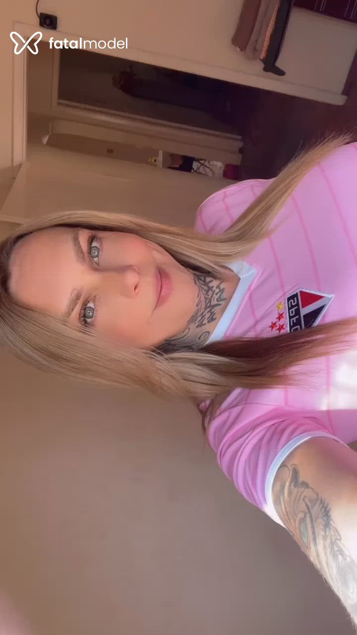 Acompanhante mulher trans loira (o) de olhos azuis - AlineTrans