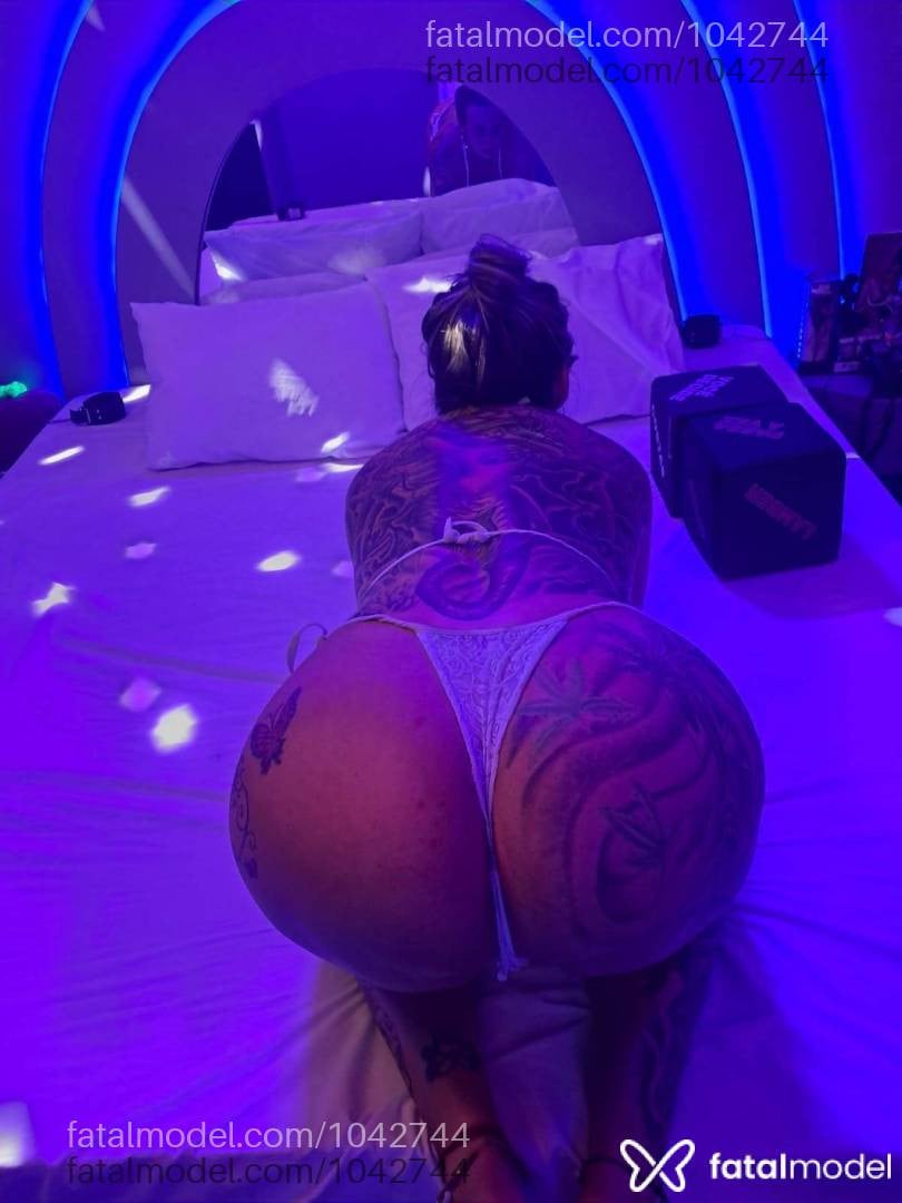 Acompanhante mulher trans loira (o) de olhos azuis - AlineTrans