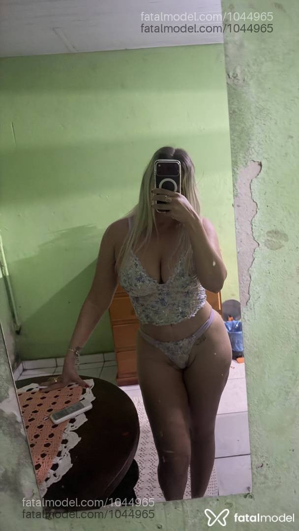 Acompanhante mulher loira (o) de olhos castanhos - Stefany