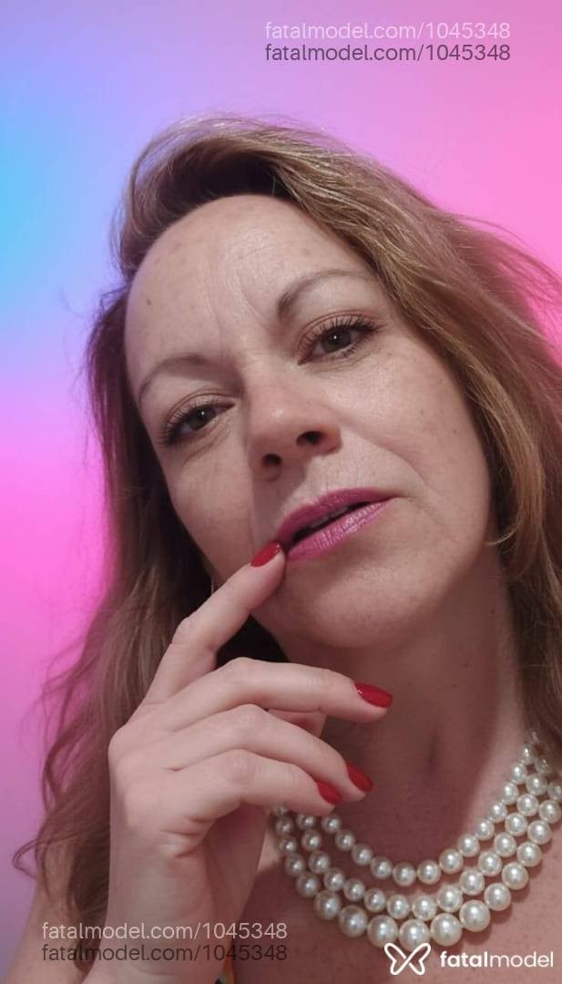 Acompanhante mulher loira (o) de olhos castanhos - Karla