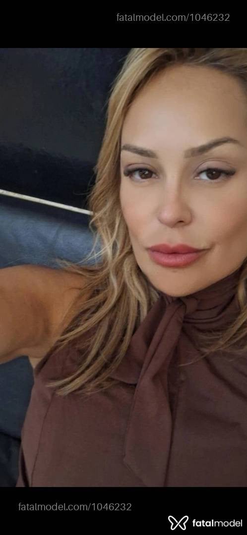 Acompanhante mulher loira (o) de olhos mel - Aninha