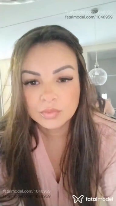 Acompanhante mulher com cabelo colorido de olhos castanhos em Gramado - Lika Duarte