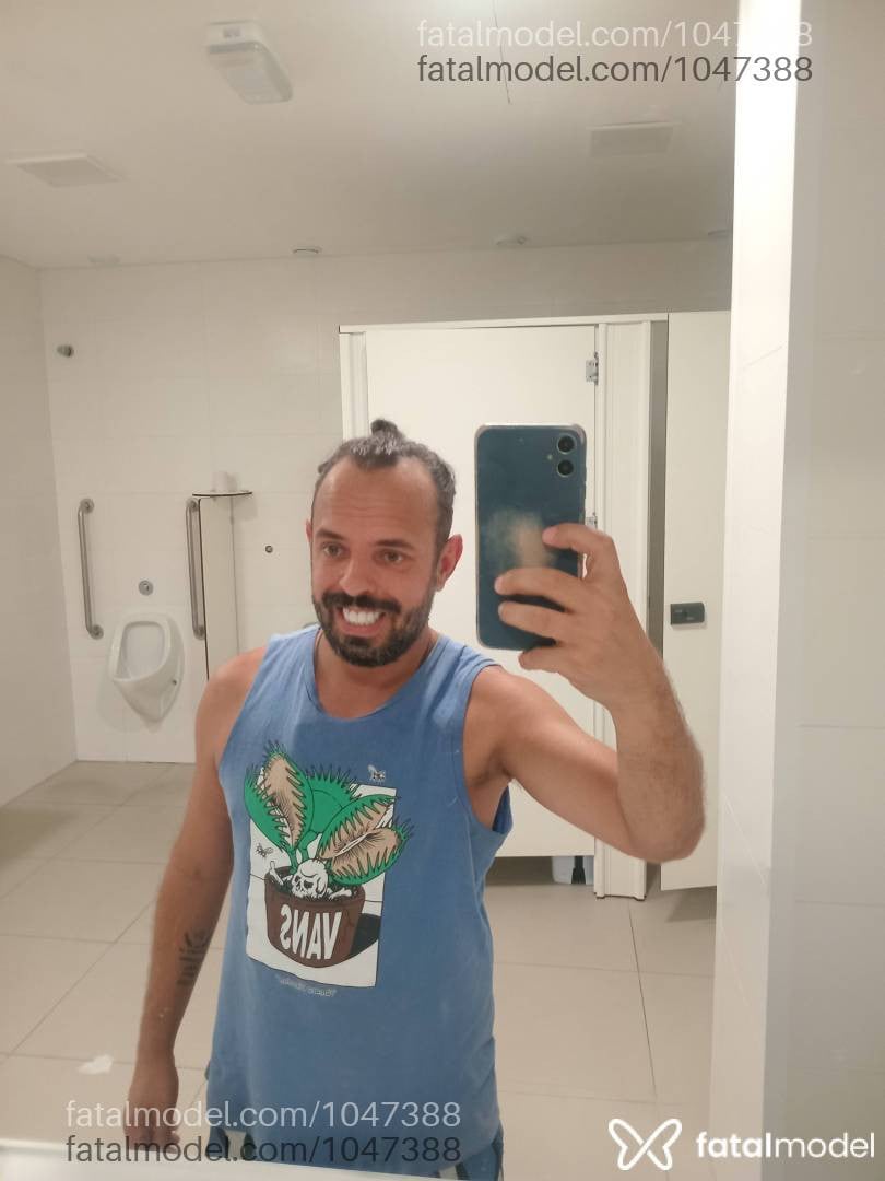 Acompanhante homem com cabelo castanho de olhos castanhos em Porto Alegre Acompanhante homem com cabelo castanho de olhos castanhos em Porto Alegre - Massorick