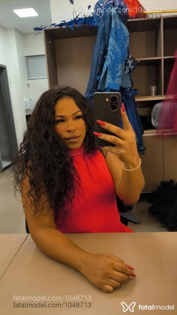 Acompanhante mulher trans morena (o) de olhos pretos - kemilly