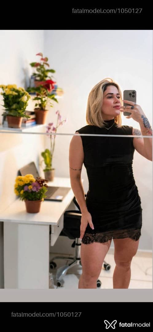 Acompanhante mulher loira (o) de olhos castanhos - Helo
