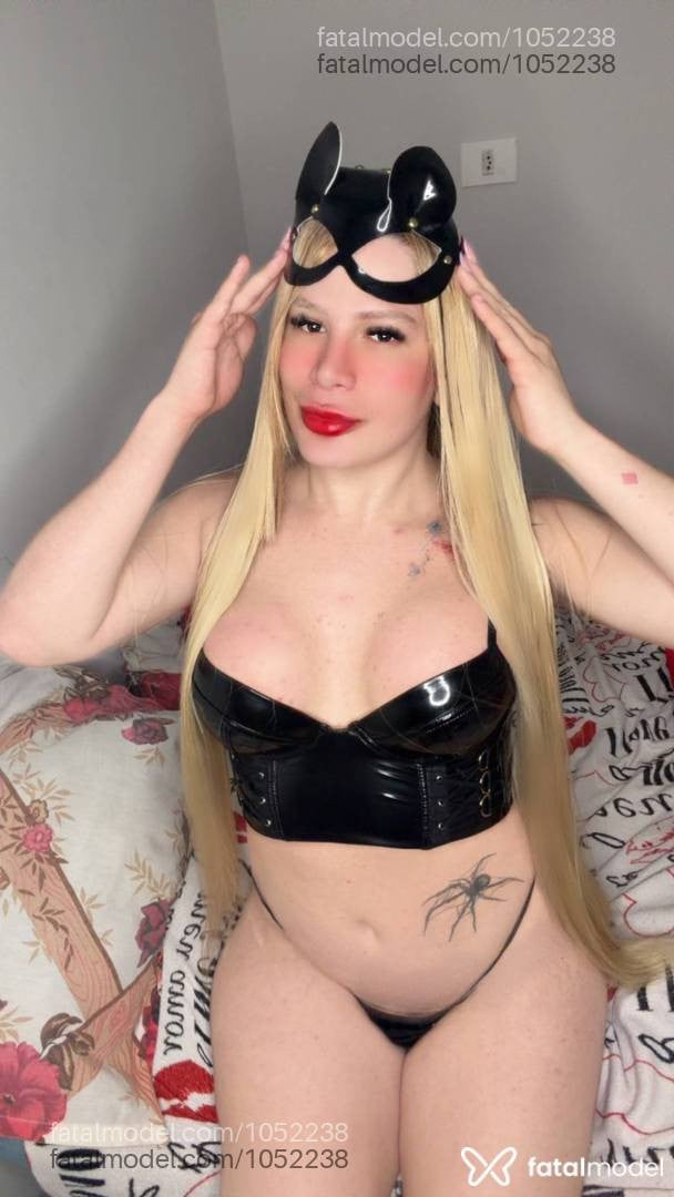 Acompanhante travesti loira (o) de olhos castanhos - Sabrina Diniz