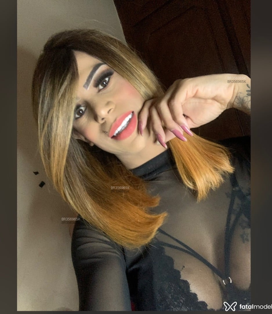 Acompanhante mulher trans com cabelo colorido de olhos castanhos em Salvador - Penelopy