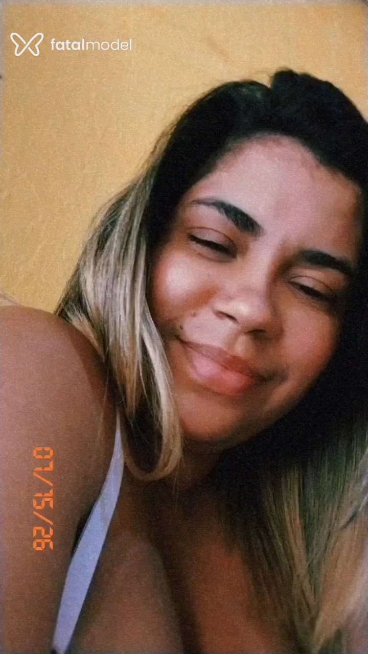 Acompanhante mulher loira (o) de olhos castanhos - Kennia Paz