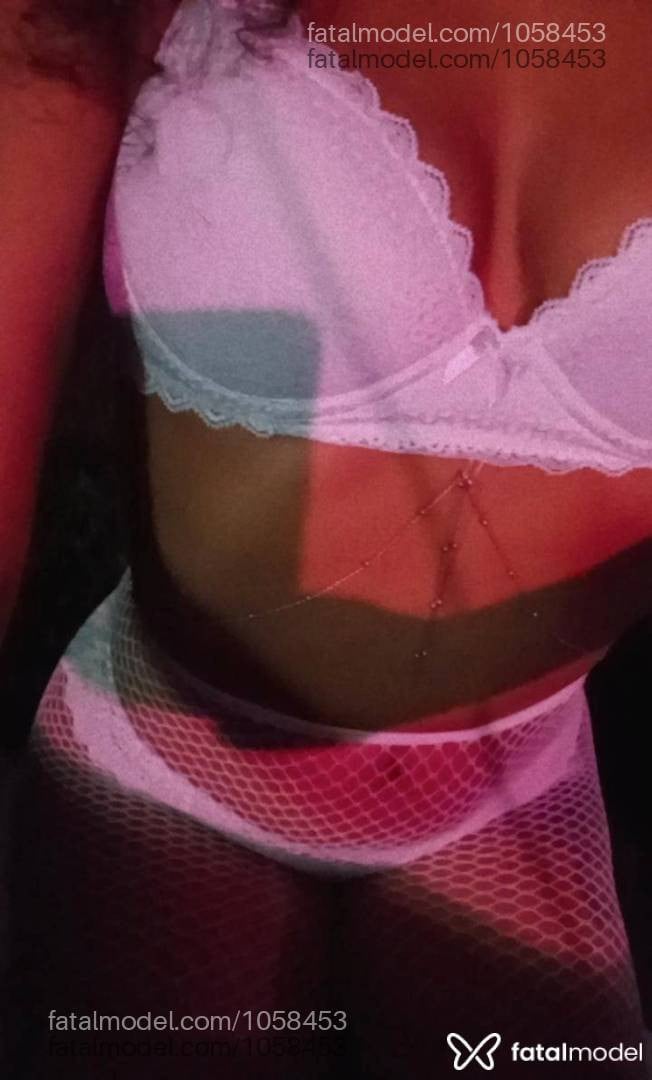 Acompanhante mulher com cabelo castanho de olhos castanhos em Barcarena - Zoe