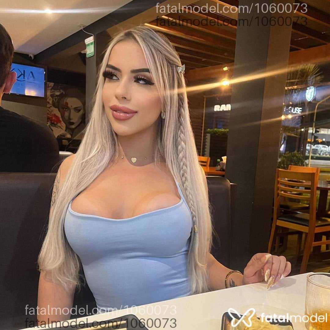 Acompanhante mulher loira (o) de olhos mel - Lua Lovatelli