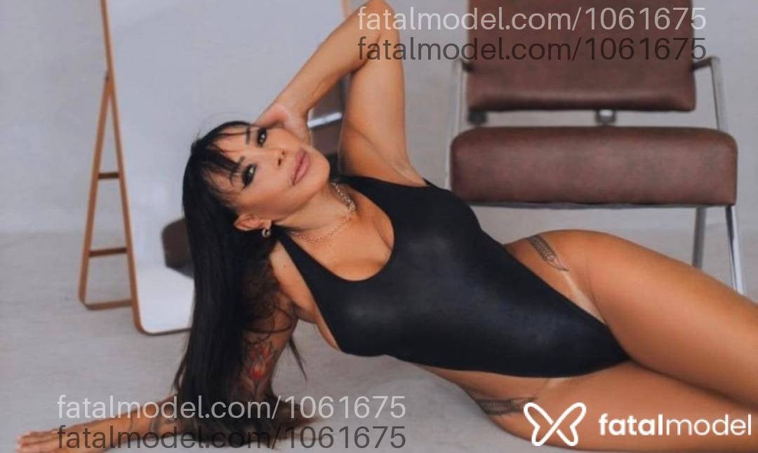 Acompanhante mulher com cabelo colorido de olhos castanhos - Thais Cicarelli
