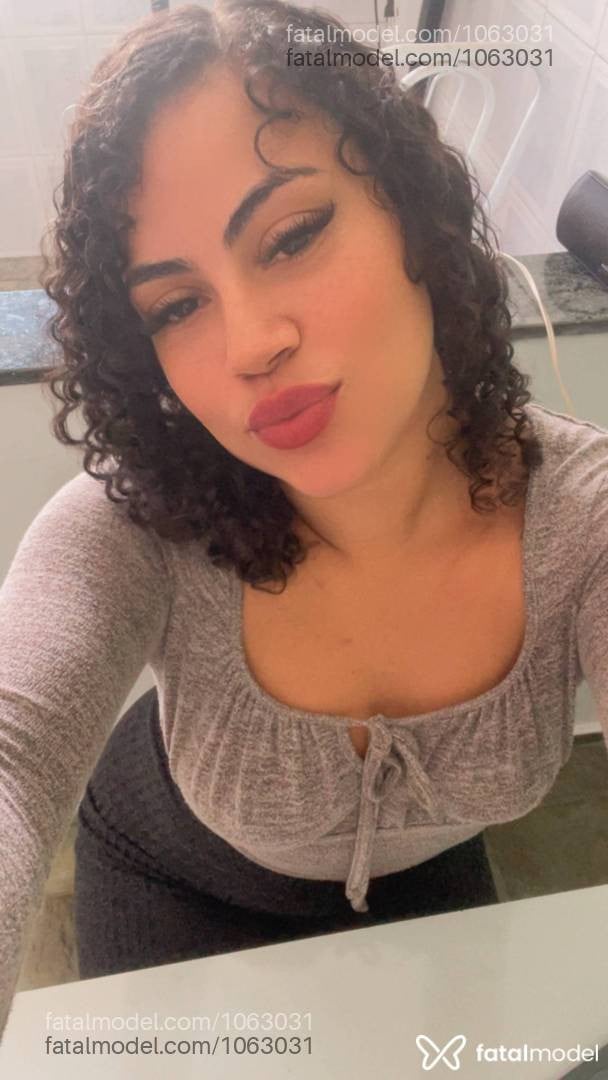 Acompanhante mulher com cabelo castanho de olhos pretos em Poços de Caldas - Allania