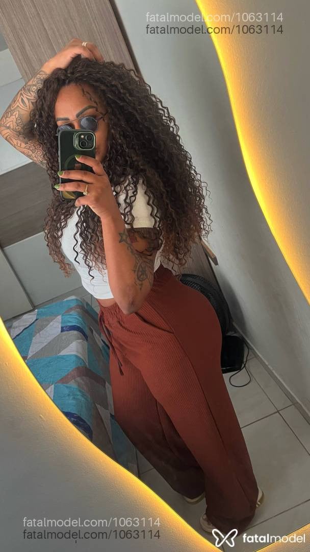 Acompanhante mulher com cabelo castanho de olhos castanhos - Mirella Megiatto