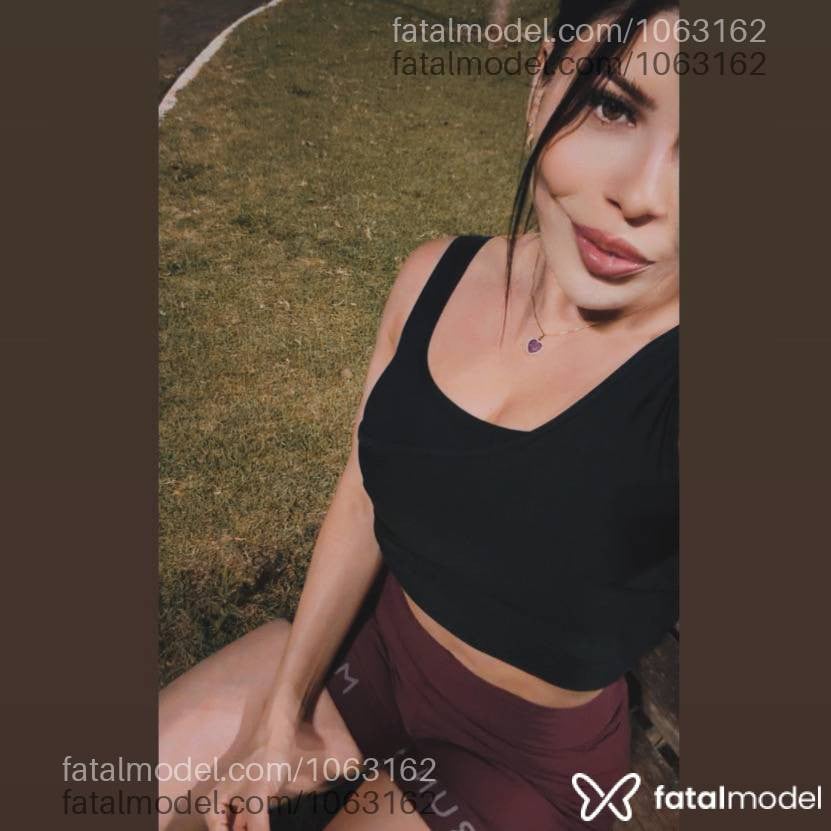 Acompanhante mulher com cabelo castanho de olhos mel - Grazi Lima