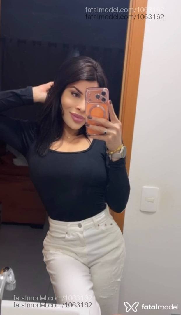 Acompanhante mulher com cabelo castanho de olhos mel - Grazi Lima