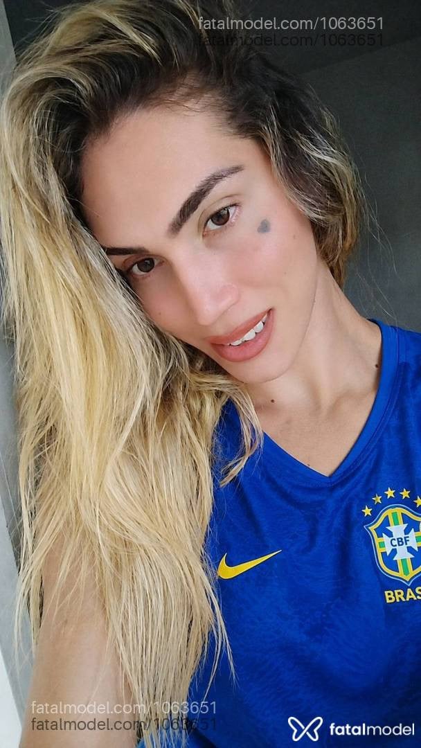 Acompanhante mulher trans loira (o) de olhos castanhos - Ellen Urach