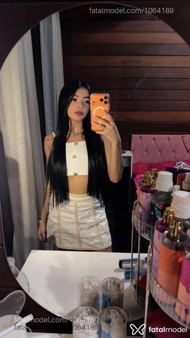Acompanhante mulher morena (o) de olhos pretos - Luna