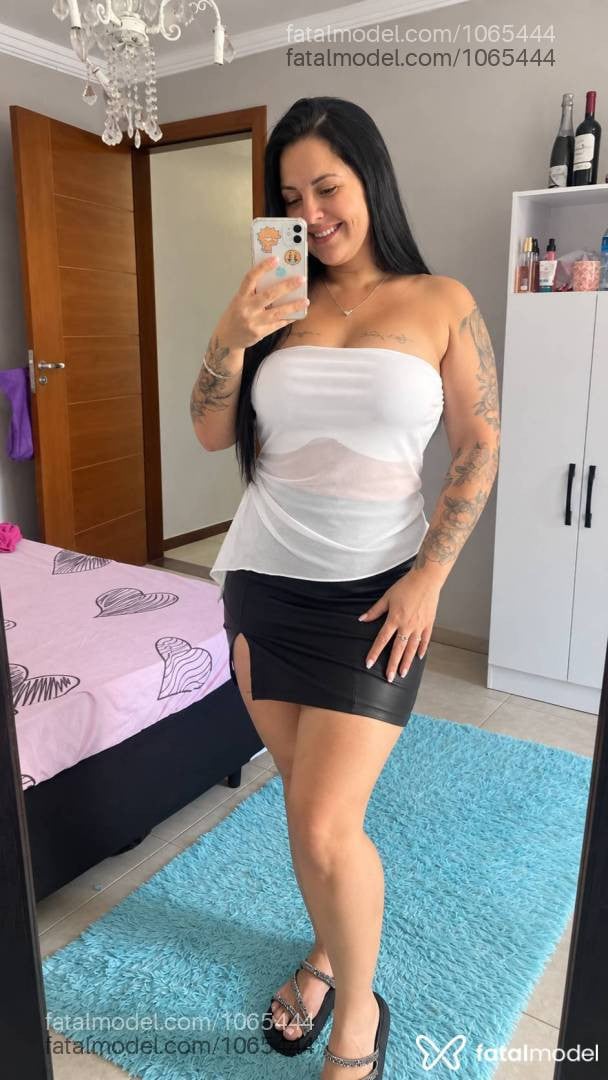 Acompanhante mulher morena (o) de olhos pretos - Crys Santos