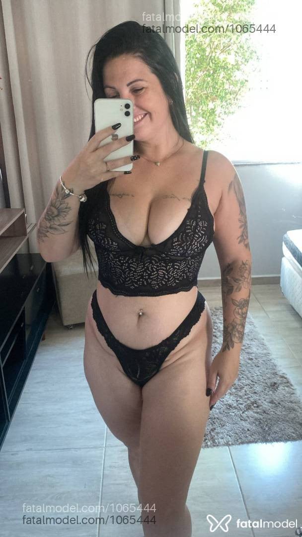 Acompanhante mulher morena (o) de olhos pretos - Crys Santos