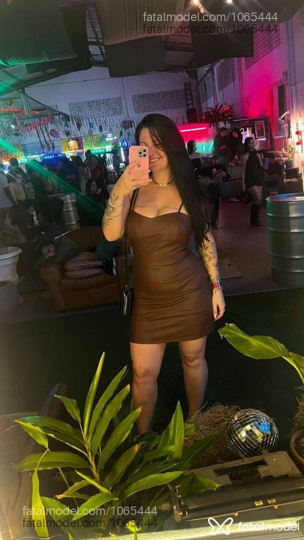 Acompanhante mulher morena (o) de olhos pretos - Crys Santos
