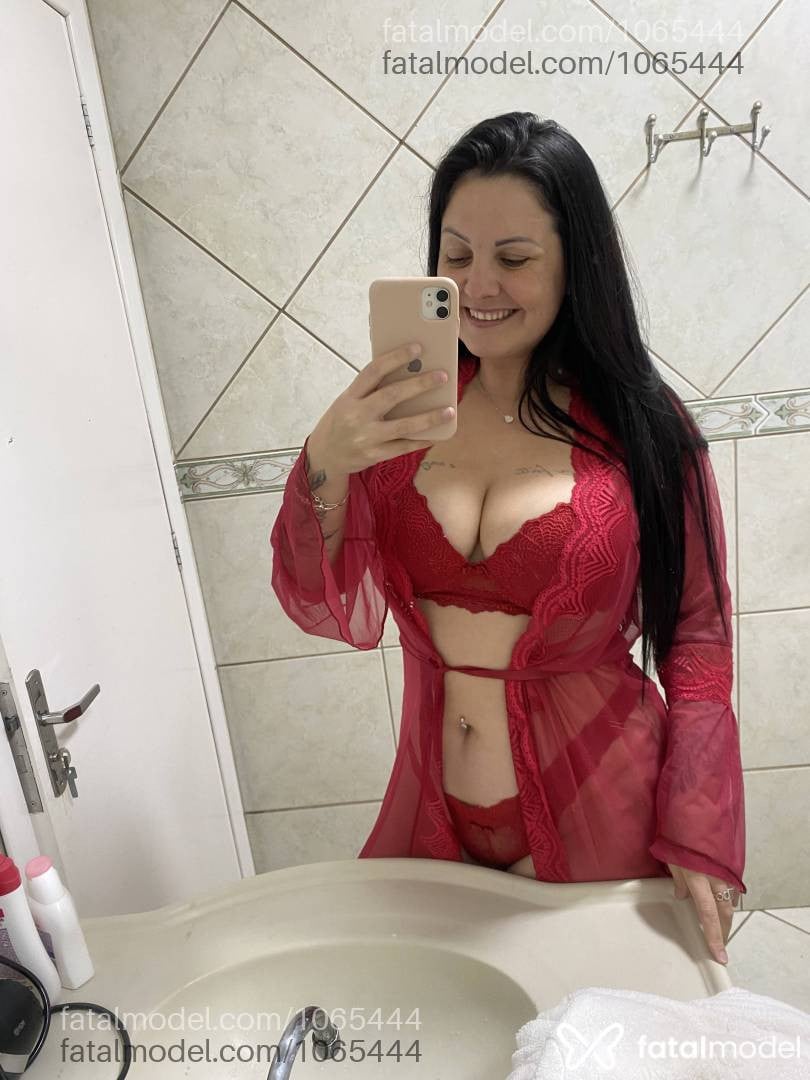 Acompanhante mulher morena (o) de olhos pretos - Crys Santos