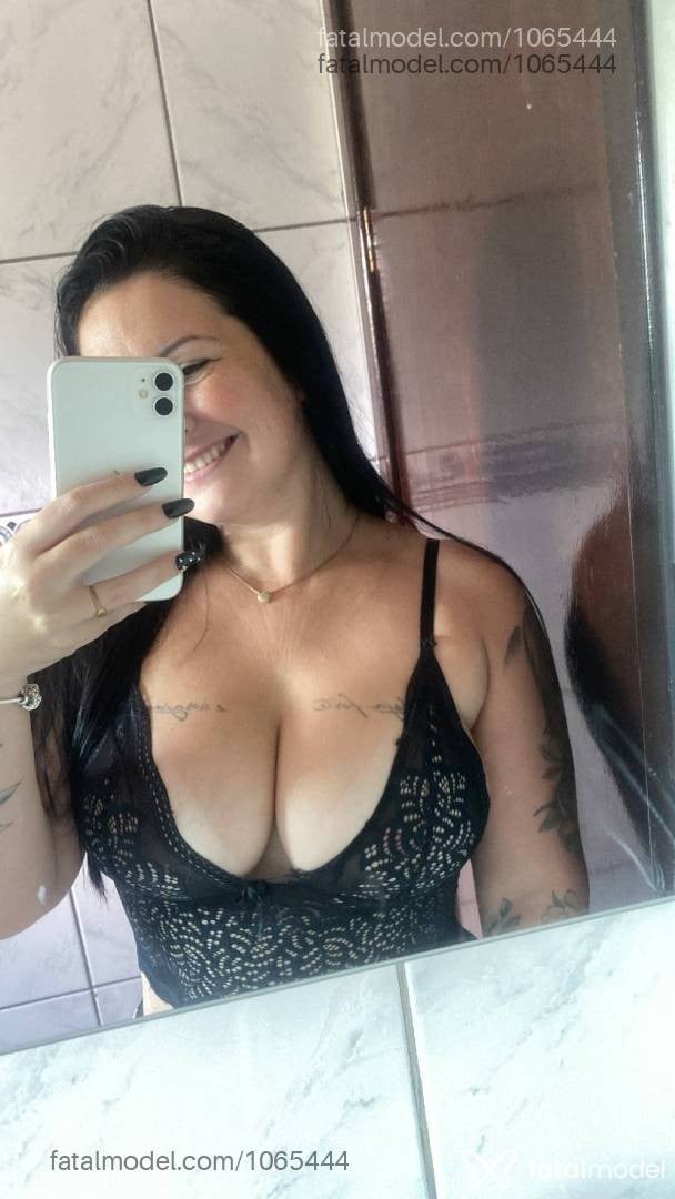 Acompanhante mulher morena (o) de olhos pretos - Crys Santos