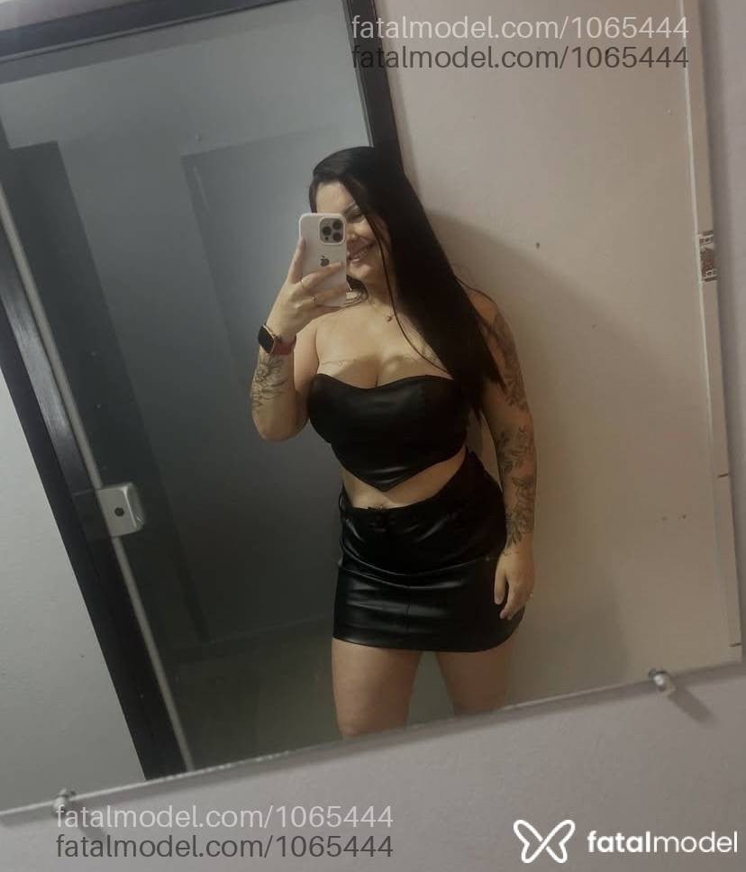 Acompanhante mulher morena (o) de olhos pretos - Crys Santos