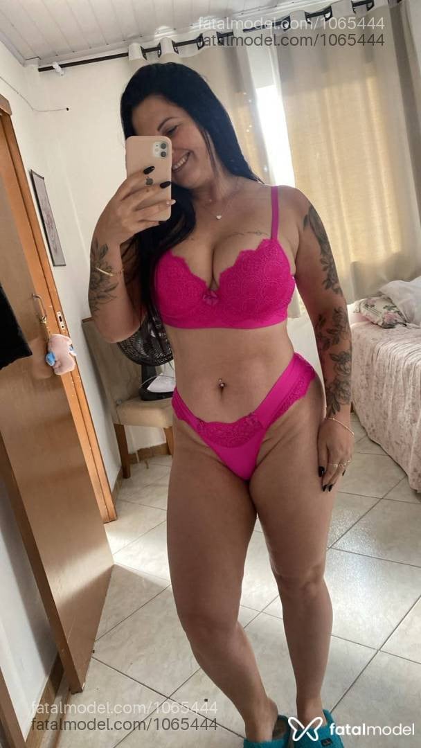 Acompanhante mulher morena (o) de olhos pretos - Crys Santos Acompanhante mulher morena (o) de olhos pretos - Crys Santos