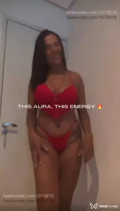 Acompanhante mulher com cabelo castanho de olhos castanhos em Recife Acompanhante mulher com cabelo castanho de olhos castanhos em Recife - Emilly