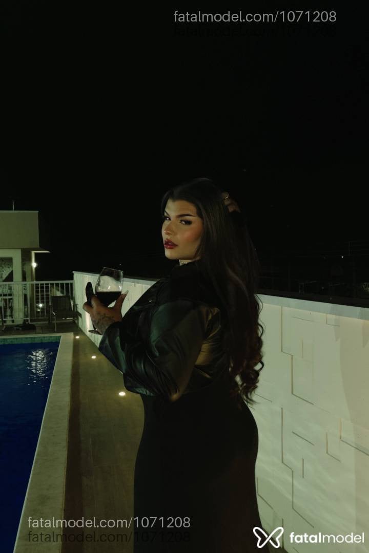 Acompanhante mulher trans com cabelo castanho de olhos castanhos - Roberta