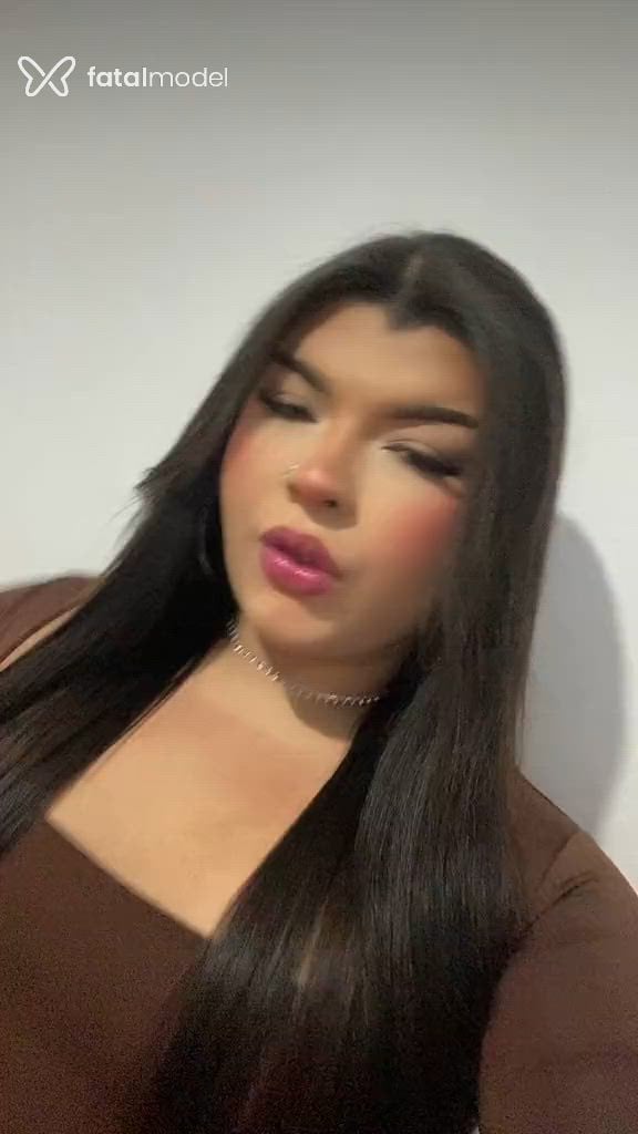 Acompanhante mulher trans com cabelo castanho de olhos castanhos - Roberta