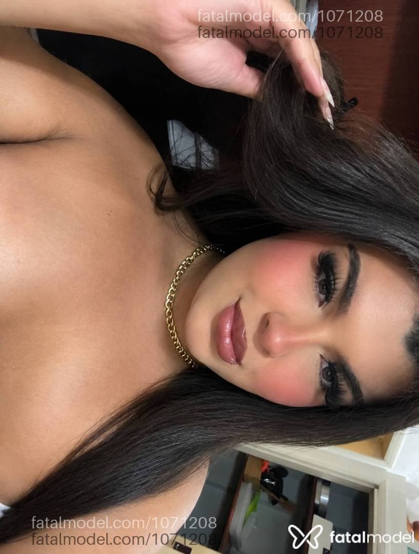 Acompanhante mulher trans com cabelo castanho de olhos castanhos - Roberta