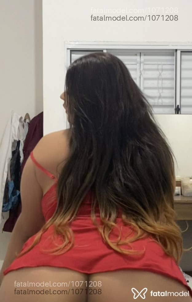 Acompanhante mulher trans com cabelo castanho de olhos castanhos - Roberta
