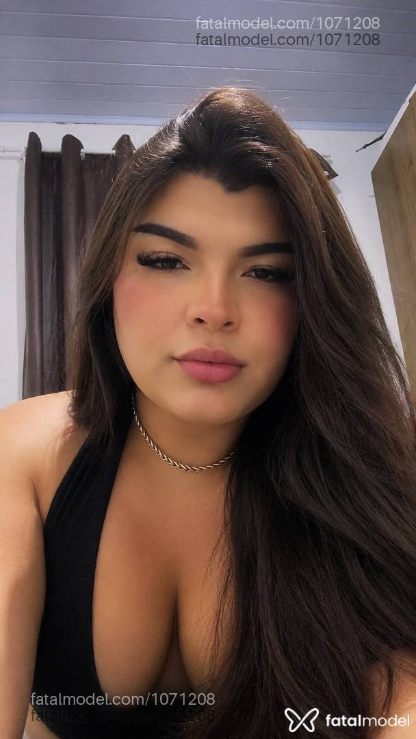 Acompanhante mulher trans com cabelo castanho de olhos castanhos - Roberta