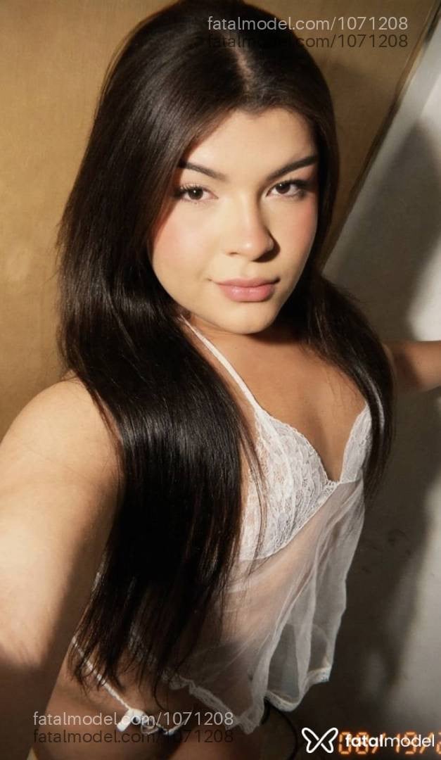 Acompanhante mulher trans com cabelo castanho de olhos castanhos - Roberta