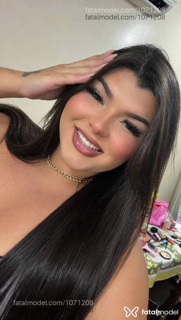Acompanhante mulher trans com cabelo castanho de olhos castanhos - Roberta