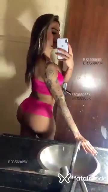 Acompanhante mulher trans com cabelo colorido de olhos castanhos em Salvador - Penelopy