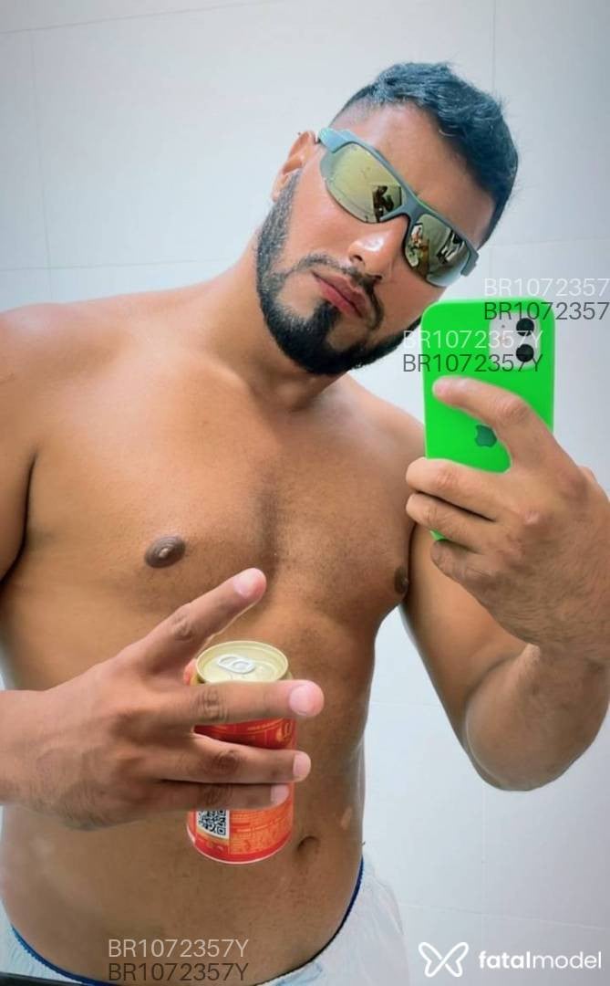 Acompanhante homem com cabelo castanho de olhos castanhos - Gustavo Henrique
