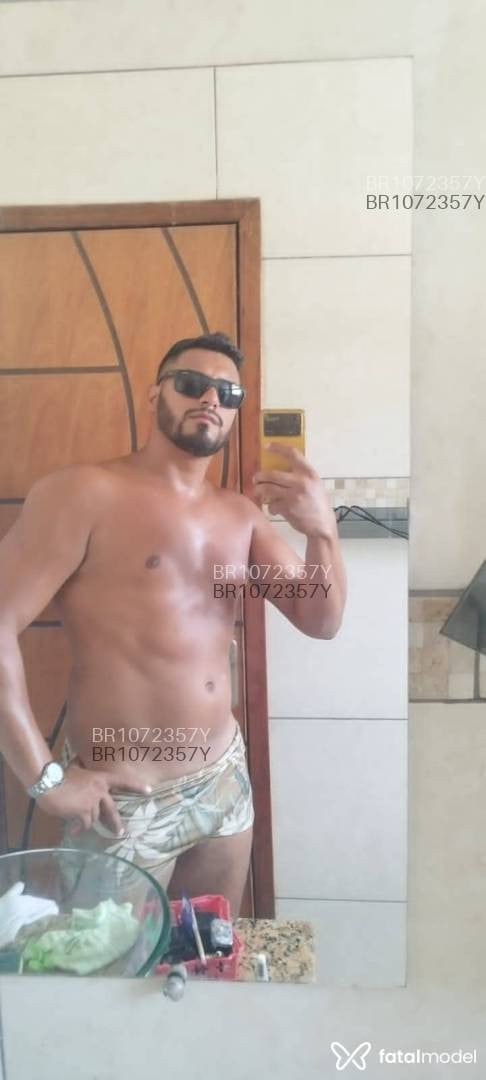 Acompanhante homem com cabelo castanho de olhos castanhos - Gustavo Henrique