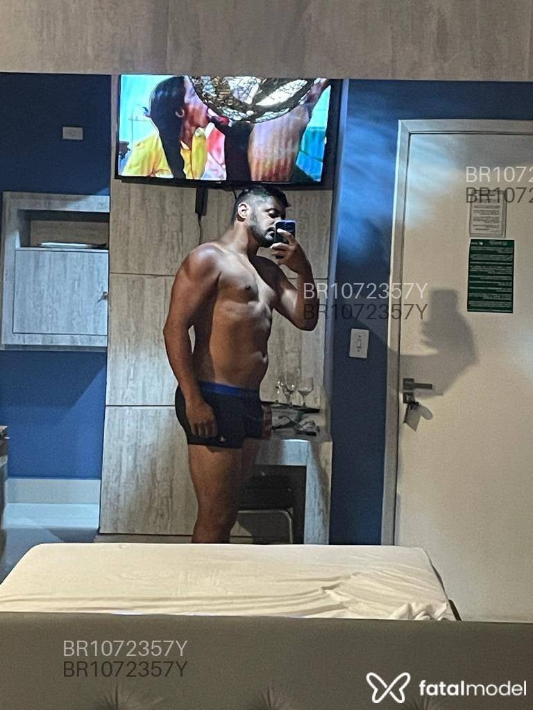Acompanhante homem com cabelo castanho de olhos castanhos - Gustavo Henrique
