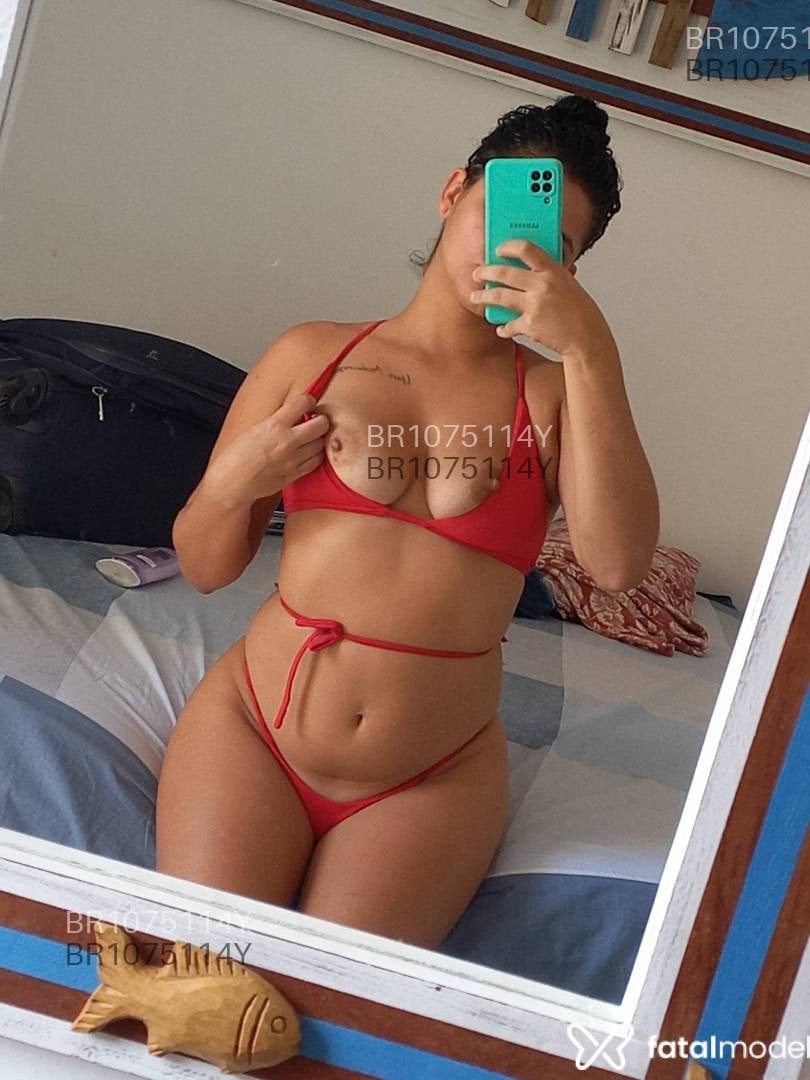 Acompanhante mulher morena (o) de olhos mel em Araruama - Mel Maia