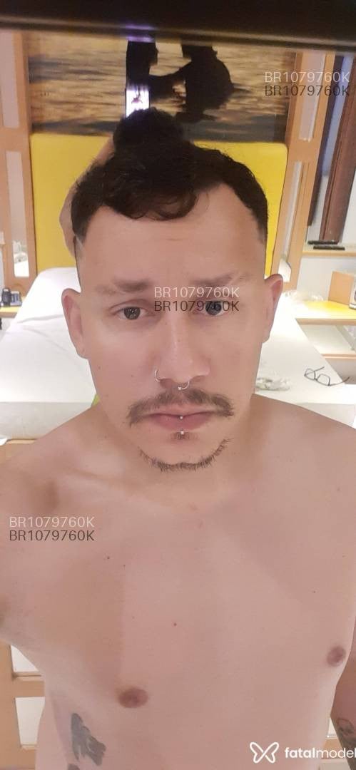 Acompanhante homem com cabelo castanho de olhos castanhos - Tiago Oliveira