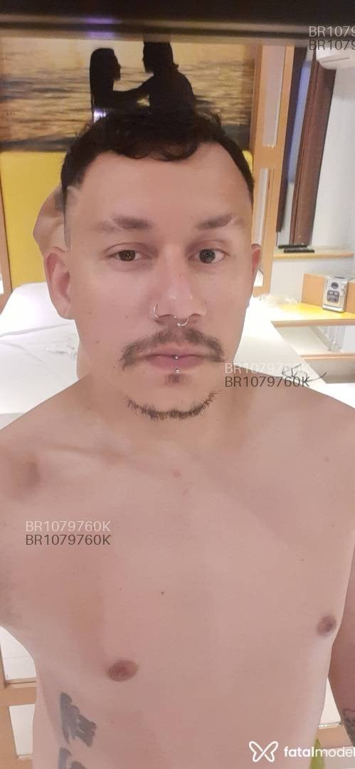 Acompanhante homem com cabelo castanho de olhos castanhos - Tiago Oliveira