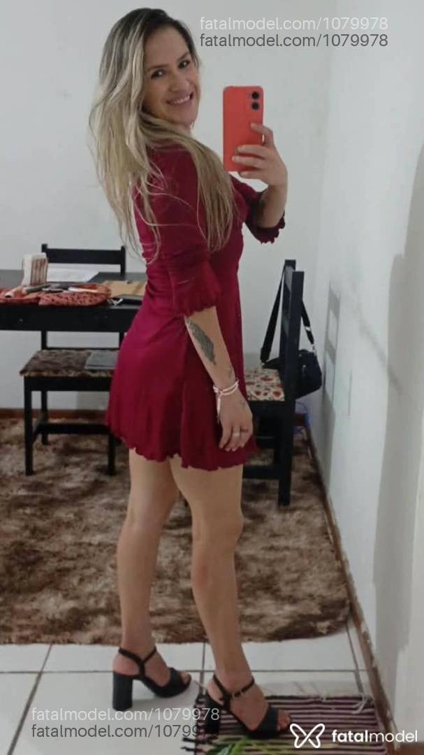 Acompanhante mulher loira (o) de olhos castanhos - Isa