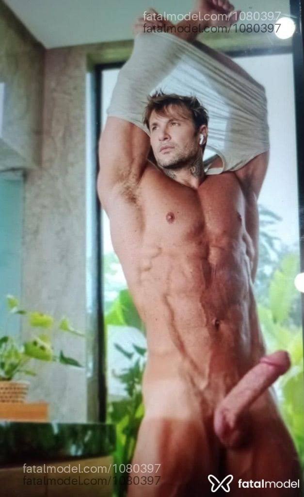 Acompanhante homem com cabelo castanho de olhos pretos - Ricardo Leite