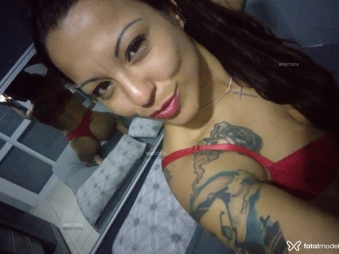 Acompanhante mulher com cabelo castanho de olhos castanhos em Tapejara Acompanhante mulher com cabelo castanho de olhos castanhos em Tapejara - Karol tatuada