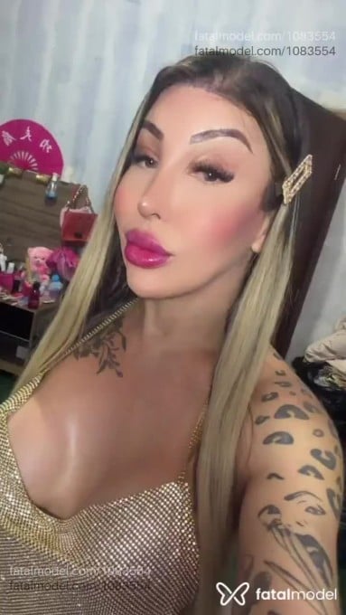 Acompanhante travesti loira (o) de olhos mel em Pompéu - Allana Marques