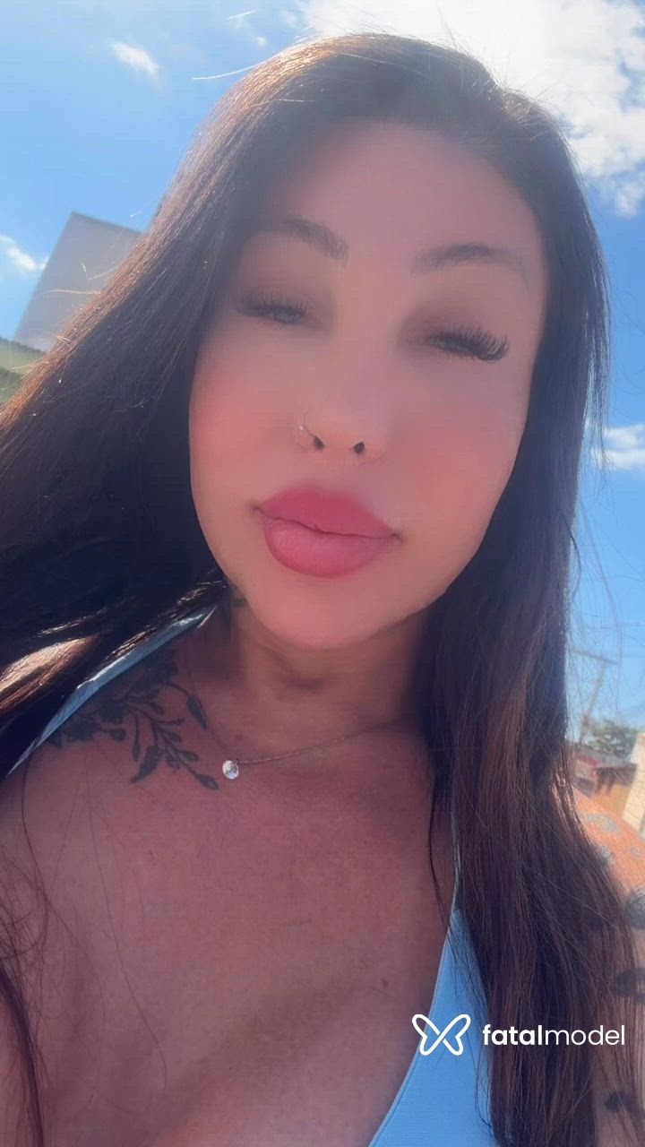 Acompanhante travesti loira (o) de olhos mel - Allana Marques